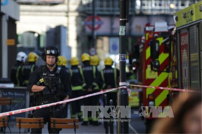 Cảnh sát Anh làm nhiệm vụ tại hiện trường vụ nổ. Ảnh: AFP/TTXVN